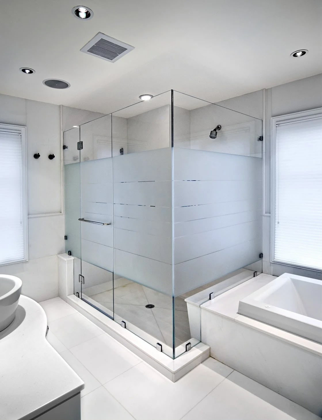 Frameless Shower Enclosures vs. Framed: What's the Right Choice for Your Bathroom?